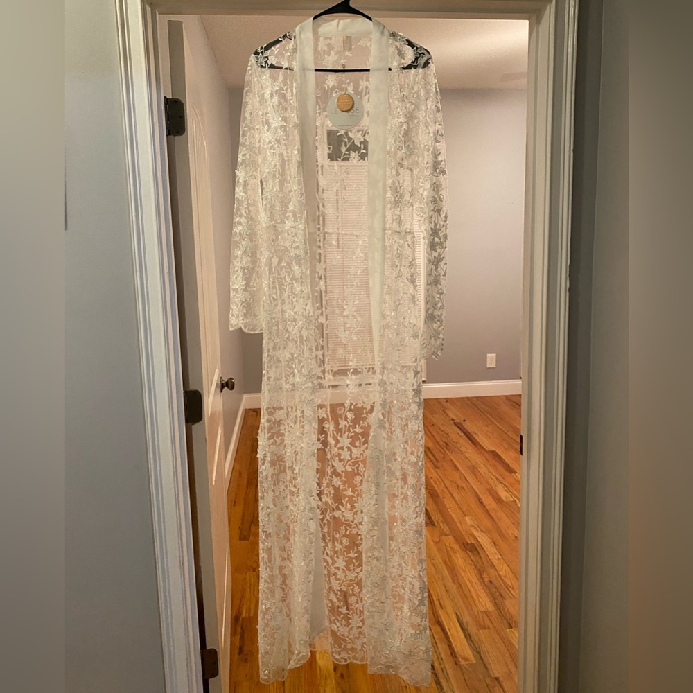 Le Rose lace robe for wedding
